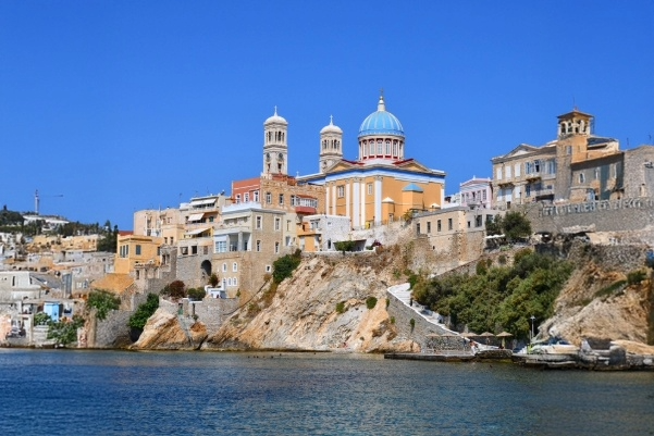 ΑΝΑΚΑΛΥΠΤΟΝΤΑΣ ΤΟ ΠΑΣΧΑ ΣΤΗΝ ΕΛΛΑΔΑ: ΕΘΙΜΑ ΚΑΙ ΣΥΝΗΘΕΙΕΣ ΣΤΗ ΣΥΡΟ